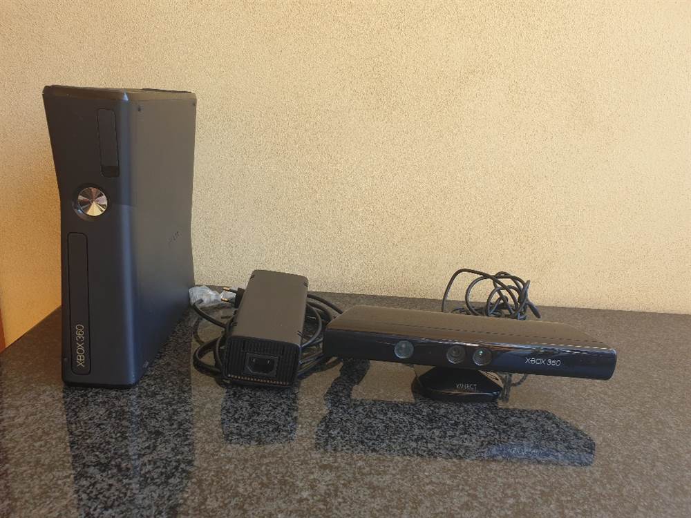 XBOX 360 più KINECT comprensivi