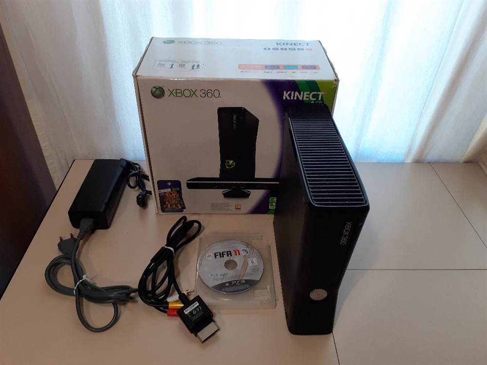 Consolle Xbox 360 Boxata + Gioco Fifa 11