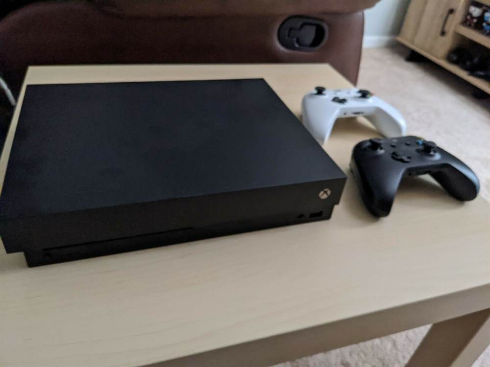 Xbox One X + 2 Joypad originali Microsoft +3 Giochi